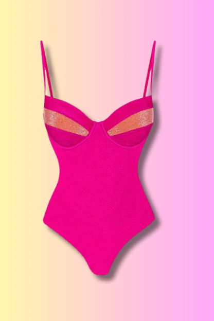 Un maillot de bain femme fuchsia vibrant avec des bretelles scintillantes, affiché sur un fond bicolore rose et jaune, offrant un confort absolu - Maillot de Bain Fuchsia Femme #Summer par BREEZEBEEZ