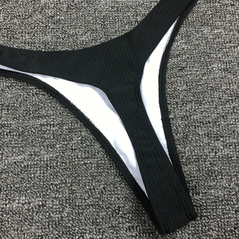 Bienvenue dans notre boutique en ligne, découvrez nos collections variées de Maillot de Bain 2 Pièces Noir Bikini 2024 Sexy sur une surface grise texturée, conçue pour toutes les morphologies par BREEZE BEEZ.