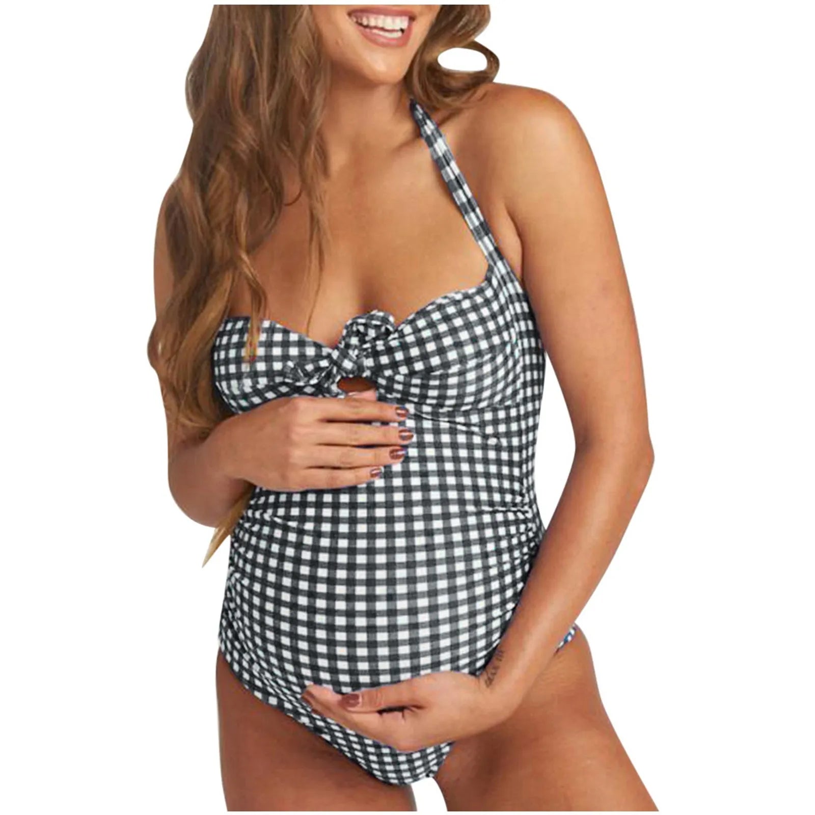 Une femme souriante tout en modelant un Maillot de Bain Femme Enceinte 1 Pièce BREEZE BEEZ avec un nœud sur le buste, conçu pour le confort de la grossesse.