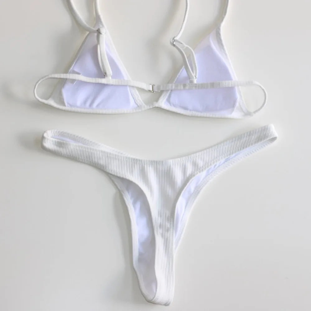 A Maillot de Bain Femme 2 Pièces Bikini 2024 Ensemble sexy composé d'un haut triangle et d'un bas string affichés sur fond neutre, parfait pour une fête à la plage par BREEZE BEEZ.