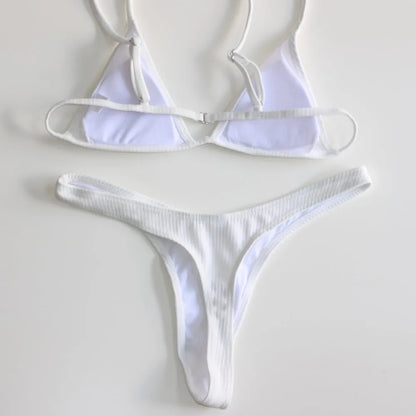 A Maillot de Bain Femme 2 Pièces Bikini 2024 Ensemble sexy composé d'un haut triangle et d'un bas string affichés sur fond neutre, parfait pour une fête à la plage par BREEZE BEEZ.