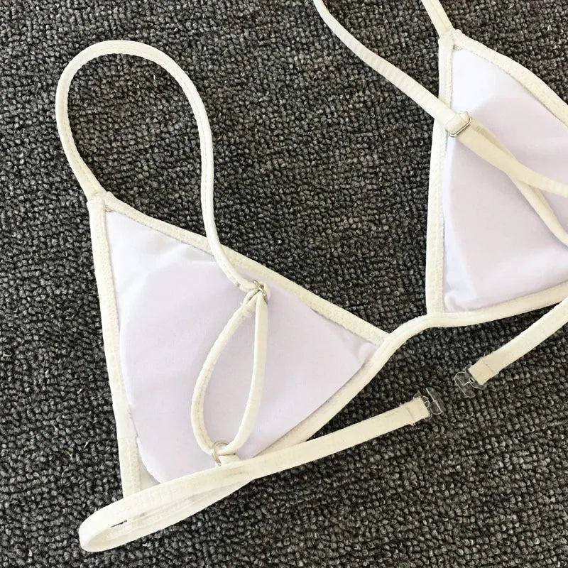 Un haut sexy BREEZE BEEZ Maillot de Bain Femme 2 Pièces Bikini 2024 de couleur claire avec des bretelles réglables reposant sur une surface grise texturée.