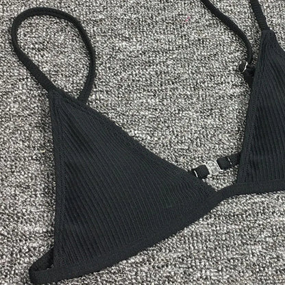 Maillot de Bain 2 Pièces Noir Bikini 2024 Sexy de BREEZE BEEZ, avec des bretelles réglables posées sur une surface grise texturée, conçue pour flatter chaque silhouette.