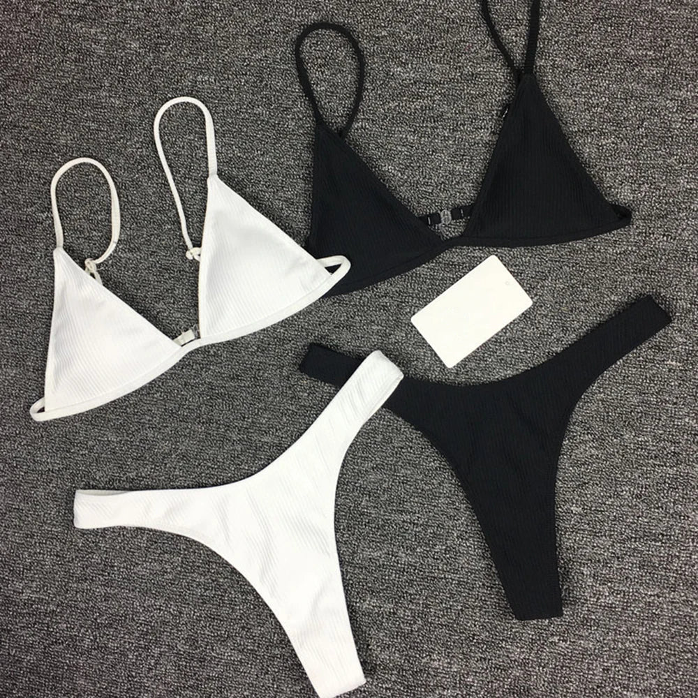 Deux ensembles de Maillot de Bain Femme 2 Pièces Bikini 2024 Sexy contrastés de BREEZE BEEZ sont soigneusement présentés sur un fond texturé gris.