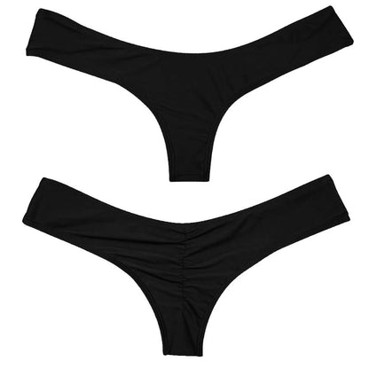 Deux paires de bas de maillot de bain noir pour femmes, conçus pour toutes les morphologies, sont étalés à plat sur un fond blanc. Marque BREEZE BEEZ.