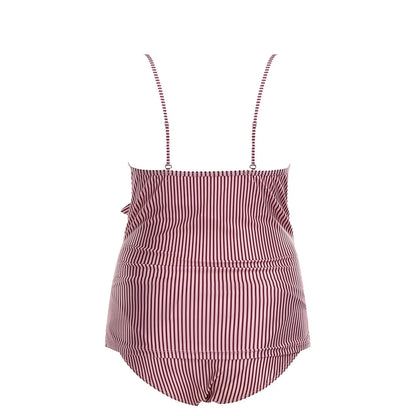 "Maillot de Bain Femme Enceinte" sans manches rayé rouge et blanc avec détail volant sur fond blanc par BREEZE BEEZ.