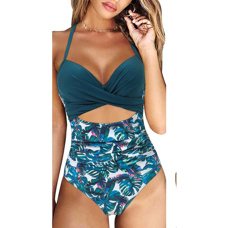 Femme en maillot bleu fleurs