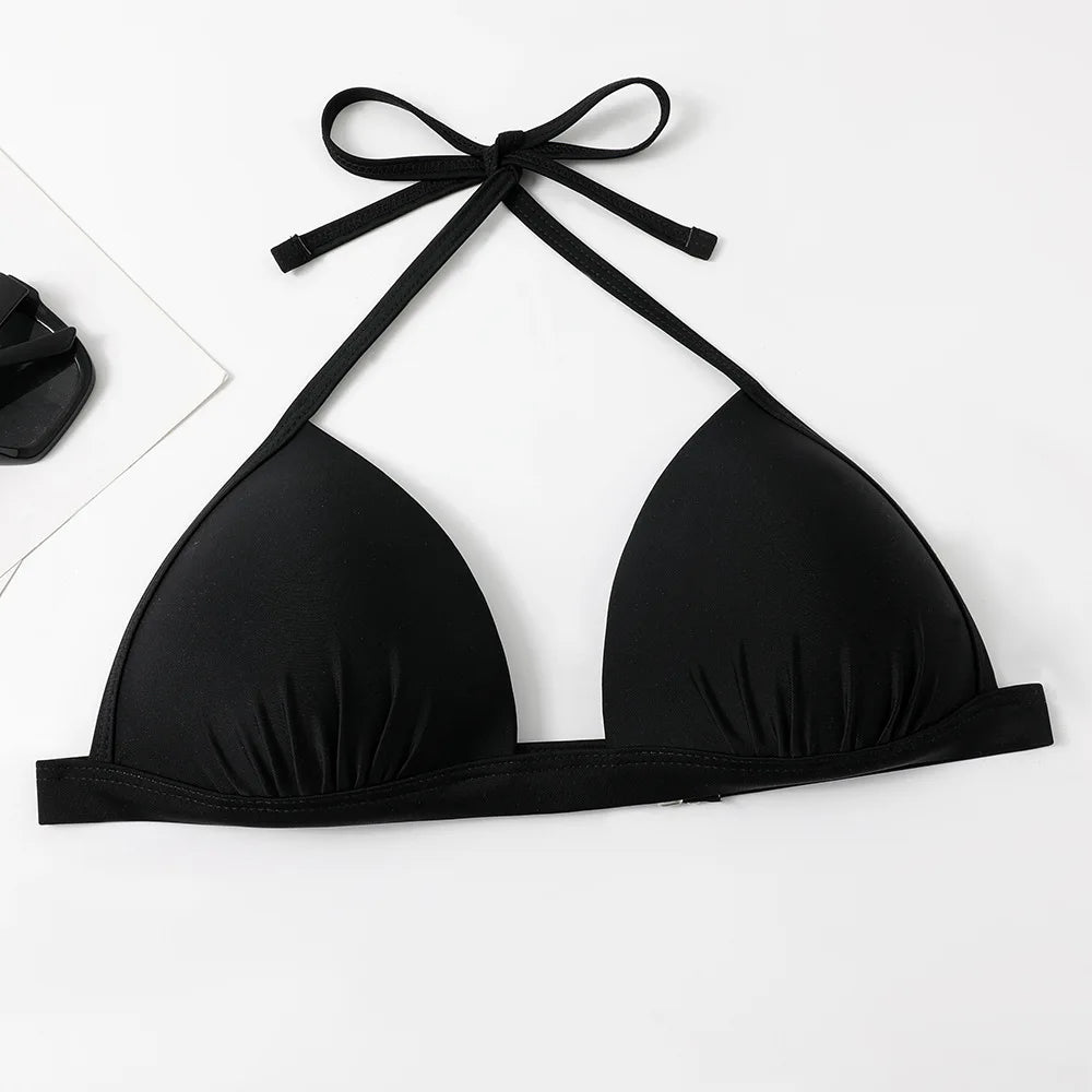 Un maillot de bain 2 pièces noir bikini avec un lien à nouer autour du cou, affiché sur un fond blanc. Découvrez nos collections variées, conçues pour toutes les morphologies. Marque : BREEZE BEEZ