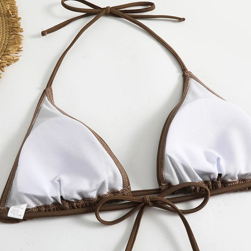 Une vue rapprochée d'un BREEZE BEEZ Maillot de Bain Femme 3 Pièces | Ensemble haut & Bas, posé à plat sur un fond neutre, parfait pour profiter des vacances.