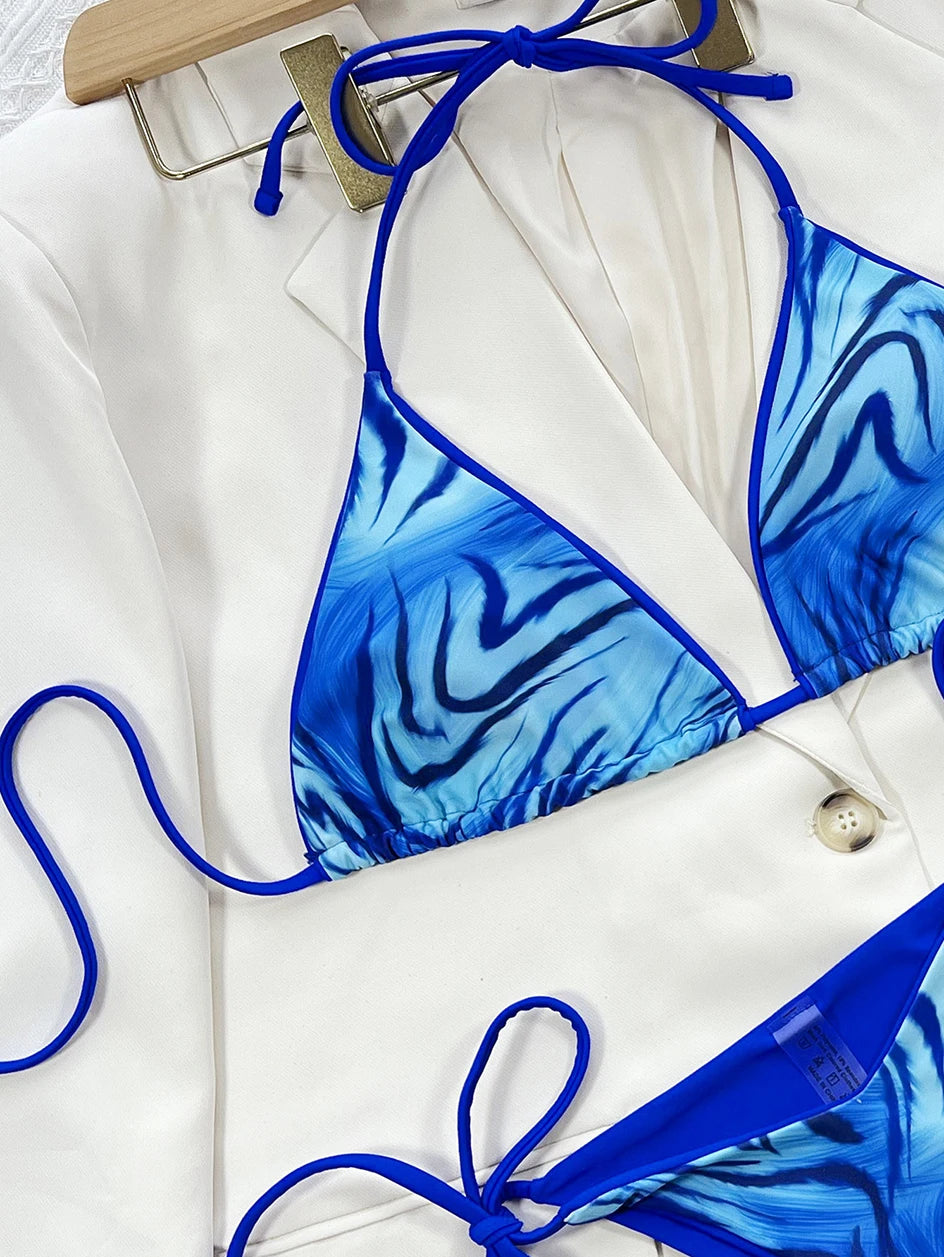 Un ensemble d'été chic comprenant un blazer blanc et un Maillot de Bain Femme 2 Pièces Bikini Bleu de BREEZE BEEZ, disposé et prêt pour une journée tendance à la plage ou un événement élégant au bord de la piscine.