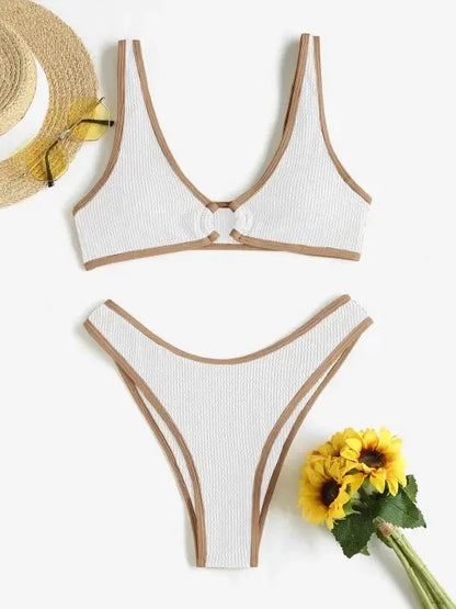 Une pose à plat d'un Maillot de Bain Blanc 2 Pièces BREEZE BEEZ avec un chapeau de soleil assorti et une fleur jaune à côté, mettant en valeur un look mode été, conçu pour toutes les morphologies.