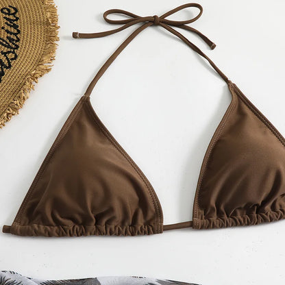 Maillot de Bain Femme 3 Pièces | Haut de bikini triangle Ensemble haut & Bas posé à plat avec un chapeau de paille à côté, évoquant un décor de plage ou d'été.