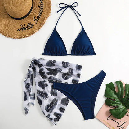 Ambiance estivale : un bleu marine élégant Maillot de Bain Femme 3 Pièces | Ensemble haut & Bas de BREEZE BEEZ associé à un paréo à motifs de plumes, complété par un chapeau de paille chic avec le message "hello sunshine" - parfait