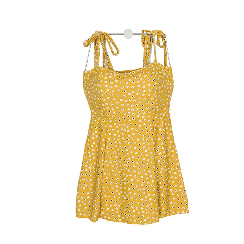 Une robe d'été jaune sans manches à pois blancs et bretelles à nouer, parfaite pour profiter des vacances, affichée sur fond blanc. Nom de marque: BREEZEBEEZ - Nom du produit: Maillot de Bain Rouge Femme | 1 Pièce Modèle # Été