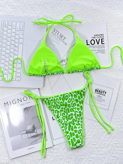 Un très beau maillot de bain vert néon vibrant avec un haut uni et un bas à motif de cœurs, soigneusement disposé sur une sélection de magazines de mode.

Maillot de Bain Vert Clair 2 Pièces Bikini de la marque BREEZE BEEZ.