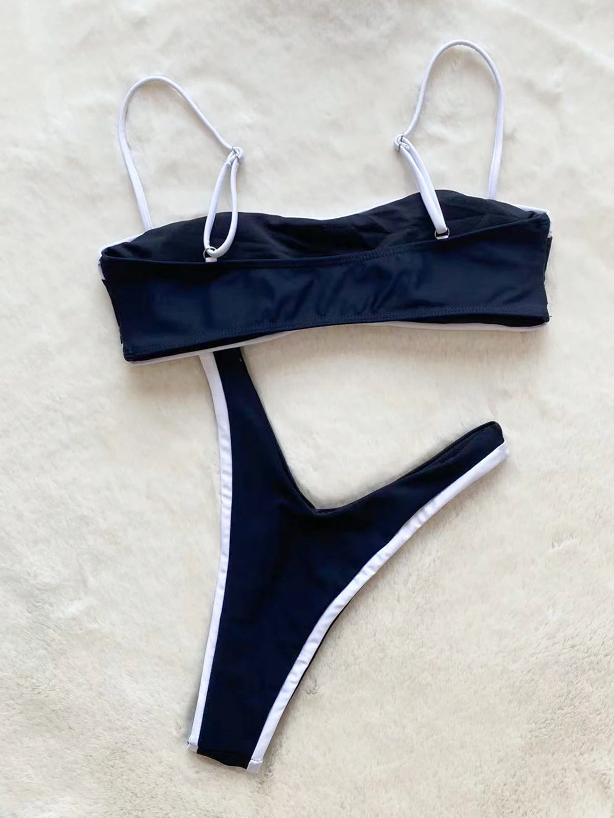 Une oasis pour les femmes qui cherchent le maillot de bain parfait ! Découvrez nos collections variées, conçues pour toutes les morphologies. Du chic étern Maillot de Bain Bandeau 2 Pièces Noir de la marque BREEZE BEEZ.