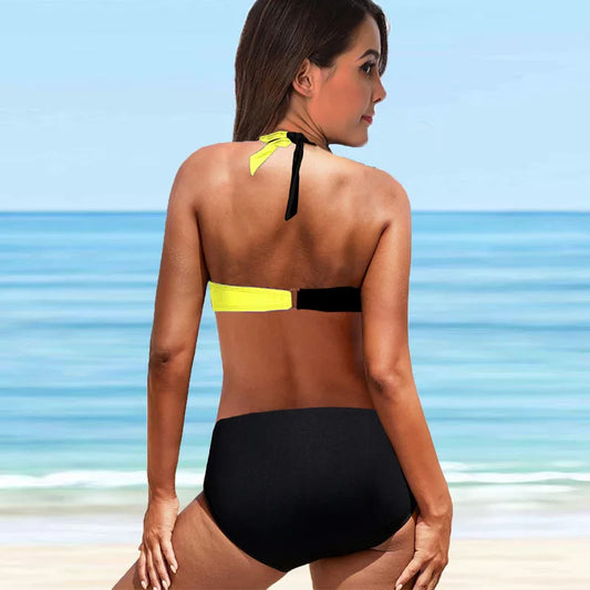 Bienvenue dans notre boutique en ligne, une oasis pour les femmes qui recherchent le Maillot de Bain 2 Pièces Noir Jaune S-6XL parfait ! Découvrez nos collections variées. Une femme mettant en BREEZE BEEZ.