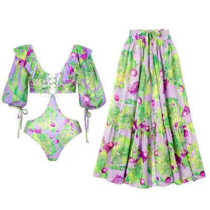 Un ensemble assorti vibrant comprenant un haut court à manches volumineuses et une jupe longue taille haute dans un imprimé tropical ludique vert et violet, maintenant rehaussé en BREEZE BEEZ Maillot de Bain Vert Femme | 2 Pièces Sexy brésiliennes.