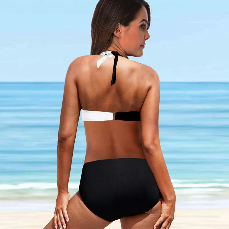 Bienvenue dans notre boutique en ligne, découvrez nos collections variées de Maillots de Bain Blanc 2 Pièces S-6XL conçues pour toutes les morphologies de la marque BREEZE BEEZ. Une femme profite d'une journée ensoleillée à la plage.