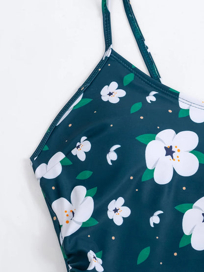 Un gros plan d'un confortable BREEZE BEEZ Maillot de Bain Vert Femme 1 Pièce avec un motif floral sur fond blanc.