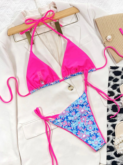 Ensemble de bikini BREEZE BEEZ rose vif et imprimé floral élégamment disposé sur une veste blanche chic avec des accessoires à la mode à proximité, prêt pour une journée d'été à la plage.