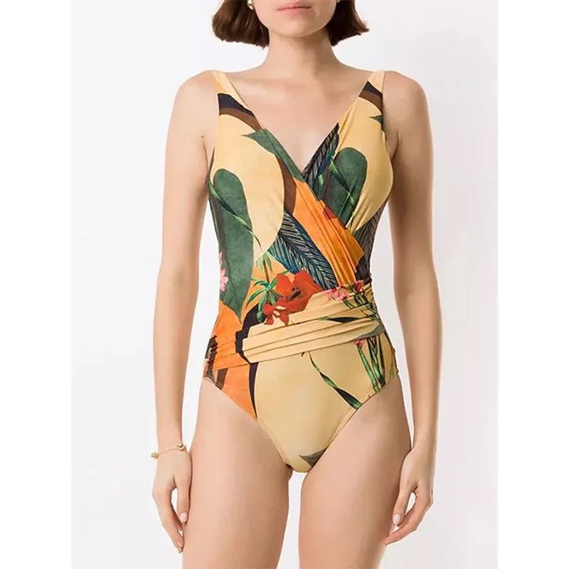 Bienvenue dans notre boutique en ligne ! Une femme portant un maillot de bain une pièce au motif tropical se tient contre un arrière-plan neutre, mettant en valeur le Maillot de Bain 1 Pièce Imprimé de la marque BREEZE BEEZ.