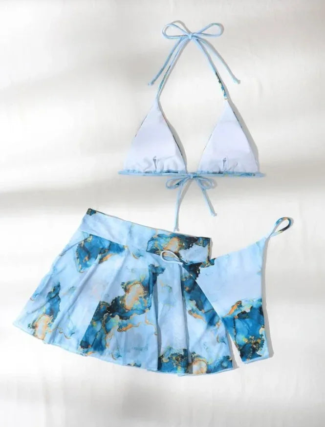 Une description modifiée pourrait être : Un Maillot de Bain Bleu Femme 2 pièces Modèle #Summer comprenant un haut de bikini bleu clair et une jupette pour femme assorti de la marque BREEZE BEEZ.