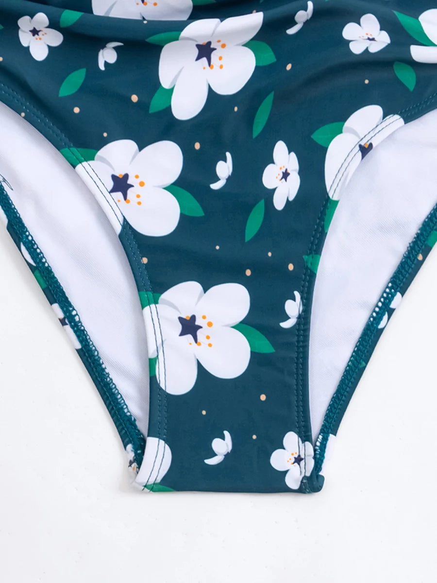 Unique Maillot de Bain Vert Femme 1 Pièce à motif floral sur fond blanc par BREEZE BEEZ.