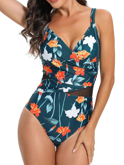 Une femme portant un Maillot de Bain Vert 1 Pièce Elégant Floral de la marque BREEZE BEEZ à imprimé floral tropical.