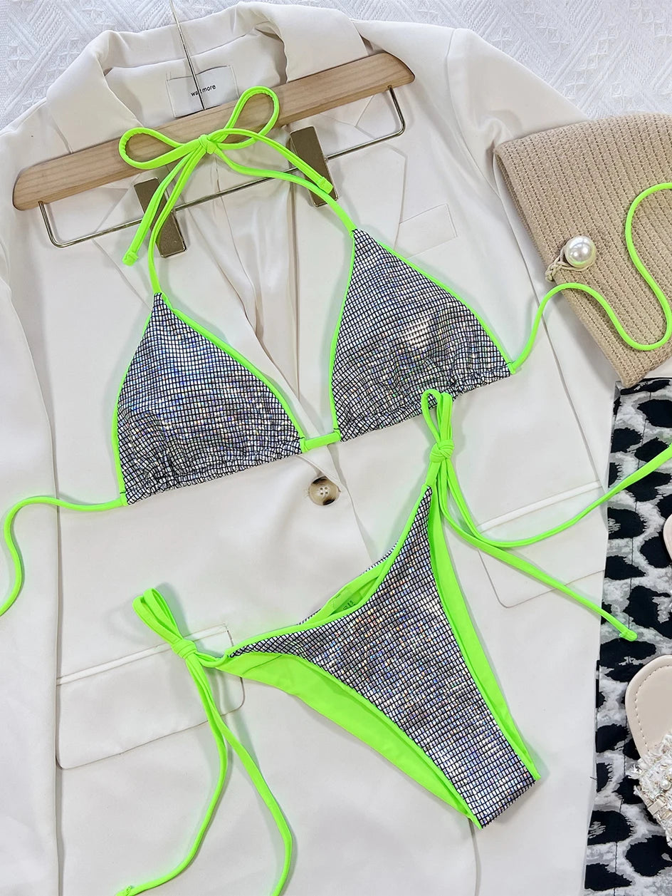 Un ensemble de maillots de bain tendance comprenant le BREEZE BEEZ Maillot de Bain Femme 2 Pièces | Bikini Vert pailleté avec des accents vert fluo vibrants, artistiquement affiché sur un blazer blanc chic avec un sac à main complémentaire sur le côté, parfait pour.