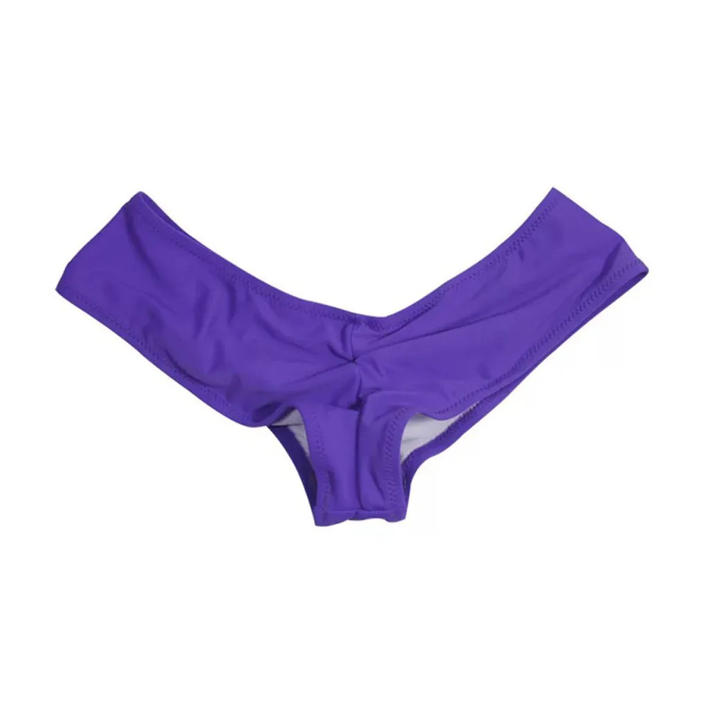 Une paire de Bas Maillot de Bain Femme 1 Pièce Violet, BREEZE BEEZ, violette sur un fond blanc, conçue pour toutes les morphologies.