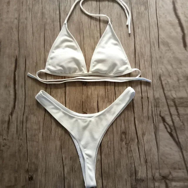 A BREEZE BEEZ Maillot de Bain Femme 2 Pièces Bikini 2024 Sexy posé à plat sur une surface en bois, prêt pour une journée au soleil.