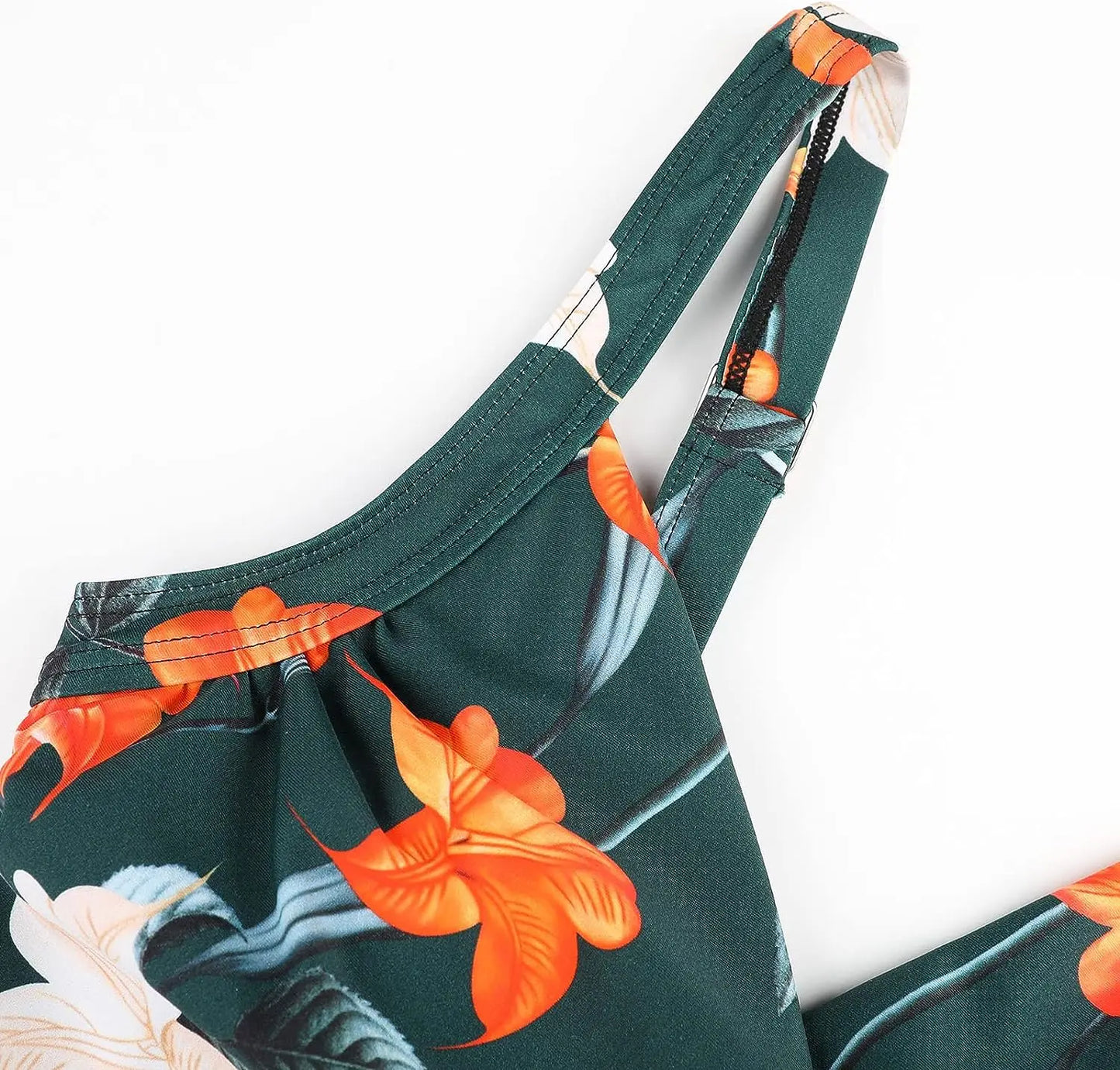 Robe à motifs floraux avec des fleurs orange vif sur fond vert foncé, avec de fines bretelles et un détail en gros plan de la texture du tissu, conçue comme un confortable Maillot de Bain Vert 1 Pièce Elégant Floral par BREEZE BEEZ.