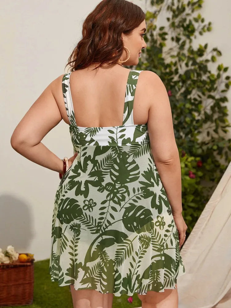 Une femme de dos portant un BREEZE BEEZ Maillot de Bain Femme Grande Taille | Forte Poitrine Vert, posée sur un fond neutre qui donne une touche naturelle, met en valeur le confort et le style.