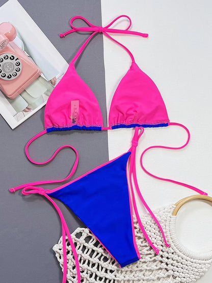 Bienvenue dans notre boutique en ligne! Découvrez un Maillot de Bain 2 Pièces Bleu Bikini BREEZE BEEZ avec un haut à col halter rose et des bas bleus, élégamment disposé sur une surface bl