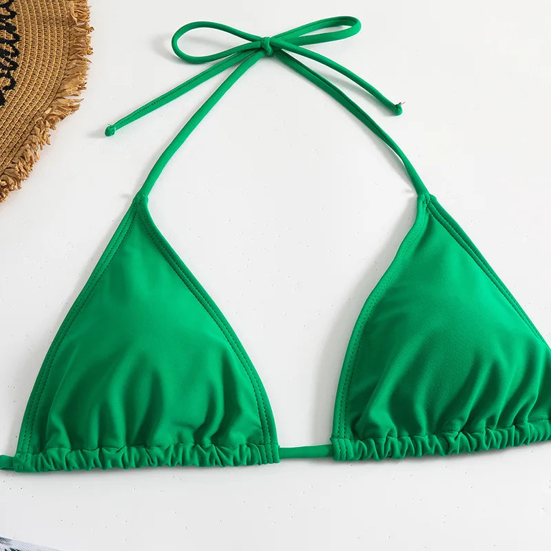 Haut de maillot de bain triangle BREEZE BEEZ vert émeraude avec bretelles à nouer dos nu sur fond blanc, évoquant les ambiances estivales.