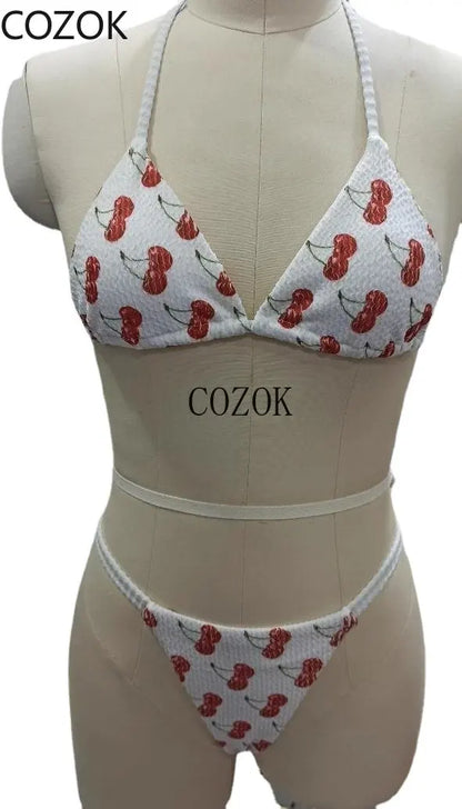 Bienvenue dans notre boutique en ligne, découvrez nos collections variées de mannequin mettant en valeur un deux-pièces Maillot de Bain Blanc Femme 2 Pièces Bikini avec un design d'impression de homard de la marque BREEZE BEEZ.