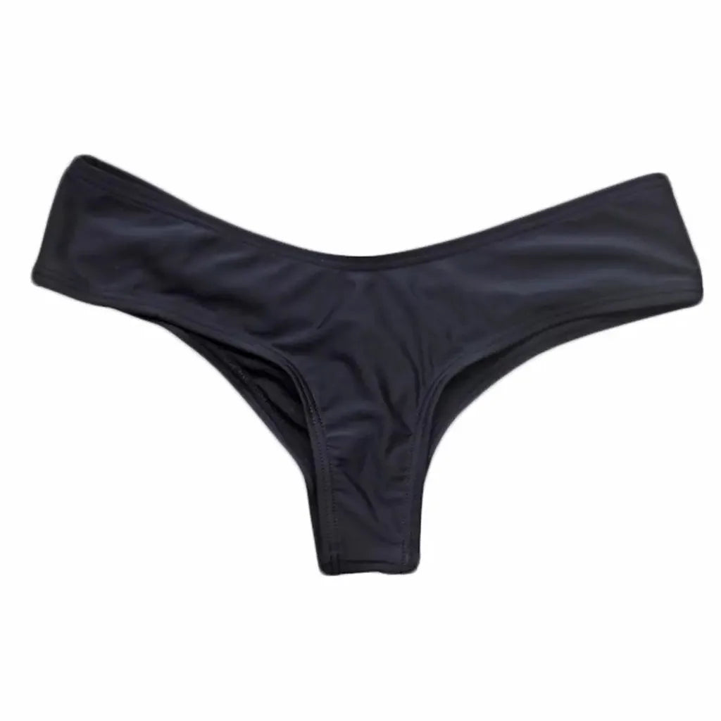 Bienvenue dans notre boutique en ligne, découvrez un bas de bain femme 1 pièce noir conçu pour toutes les morphologies, sur un fond blanc de la marque BREEZE BEEZ.