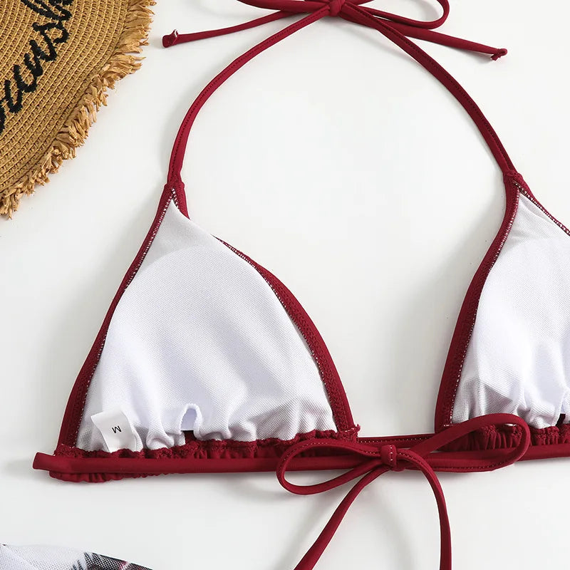 Un haut de bikini confortable blanc et marron avec liens à nouer, affiché sur fond uni aux côtés d'accessoires d'été - BREEZE BEEZ Maillot de Bain Femme 3 Pièces | Ensemble haut & bas.