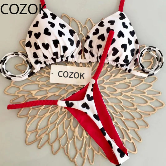 Un bikini Maillot de Bain Rouge Femme 2 Pièces élégant et confortable avec des détails d'anneaux, affiché sur un fond décoratif par BREEZE BEEZ.