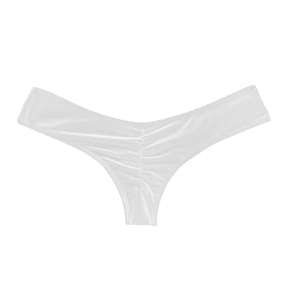 Un bas de maillot de bain blanc femme type string, conçu pour toutes les morphologies, sur un fond blanc BREEZE BEEZ.