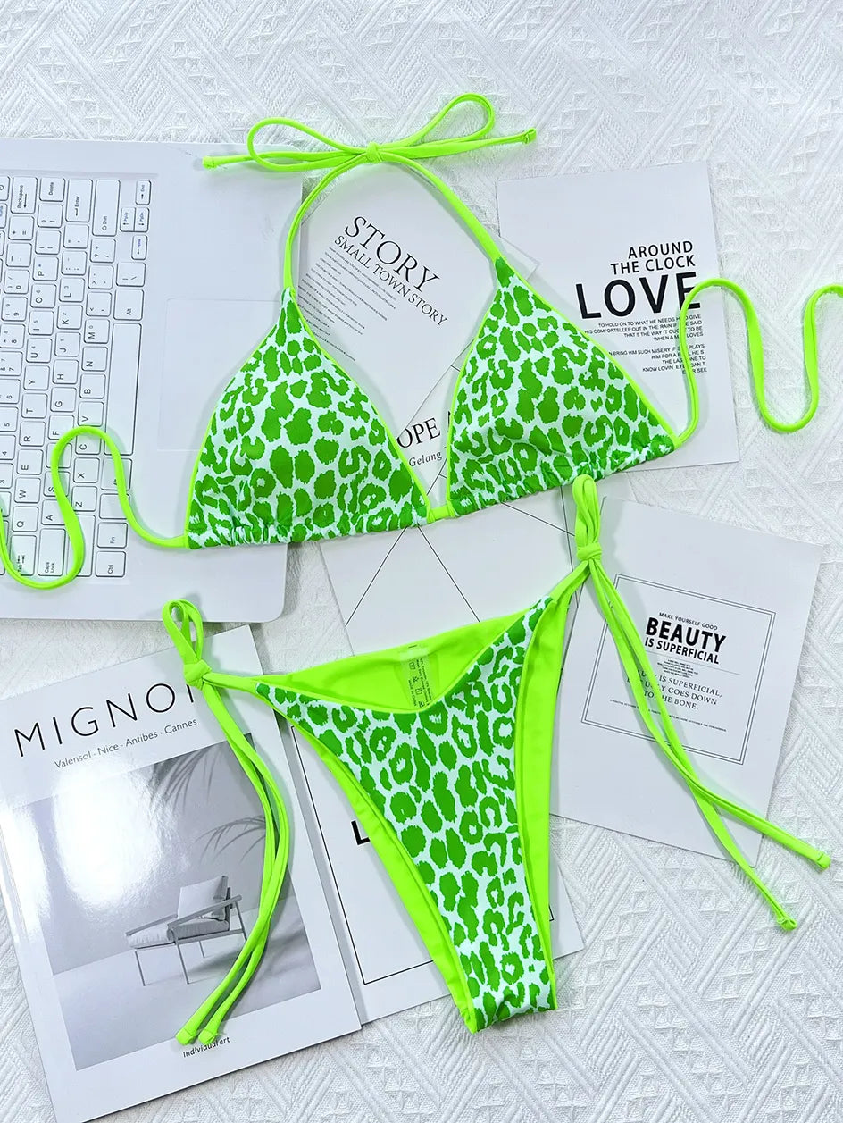 Un vibrant ensemble de bikini Maillot de Bain Vert Clair 2 Pièces de BREEZE BEEZ disposé sur un fond élégant avec des magazines de mode, incarnant une ambiance estivale.