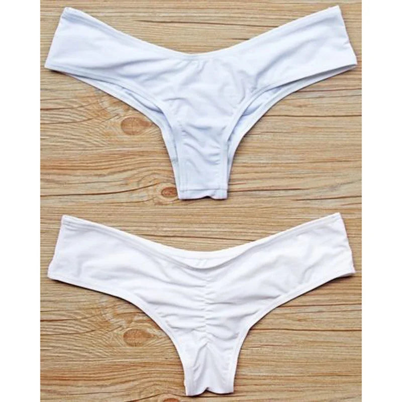 Deux paires de Bas de Maillot de Bain Blanc Femme BREEZE BEEZ sont exposées sur une surface en bois, conçue pour toutes les morphologies.