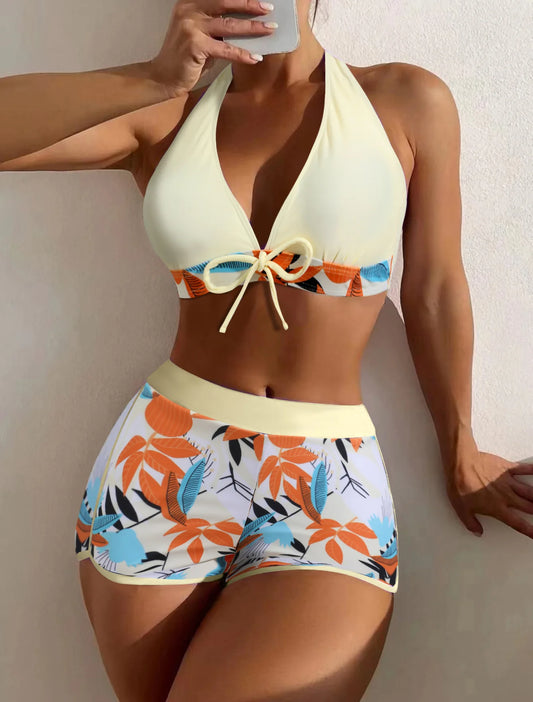 Une personne posant dans un élégant Maillot de Bain Femme 2 pièces Sexy avec un motif floral lors d'une fête sur la plage par BREEZE BEEZ.