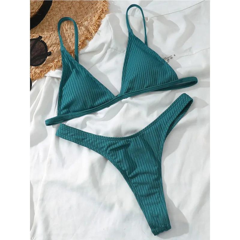 Ensemble Maillot de Bain 2 Pièces Bleu Bikini 2024 côtelé bleu sarcelle disposé sur une surface blanche, prêt pour une journée à la plage. Découvrez nos collections variées, conçues pour sublimer chaque silhouette et plonger dans un univers by BREEZE BEEZ.