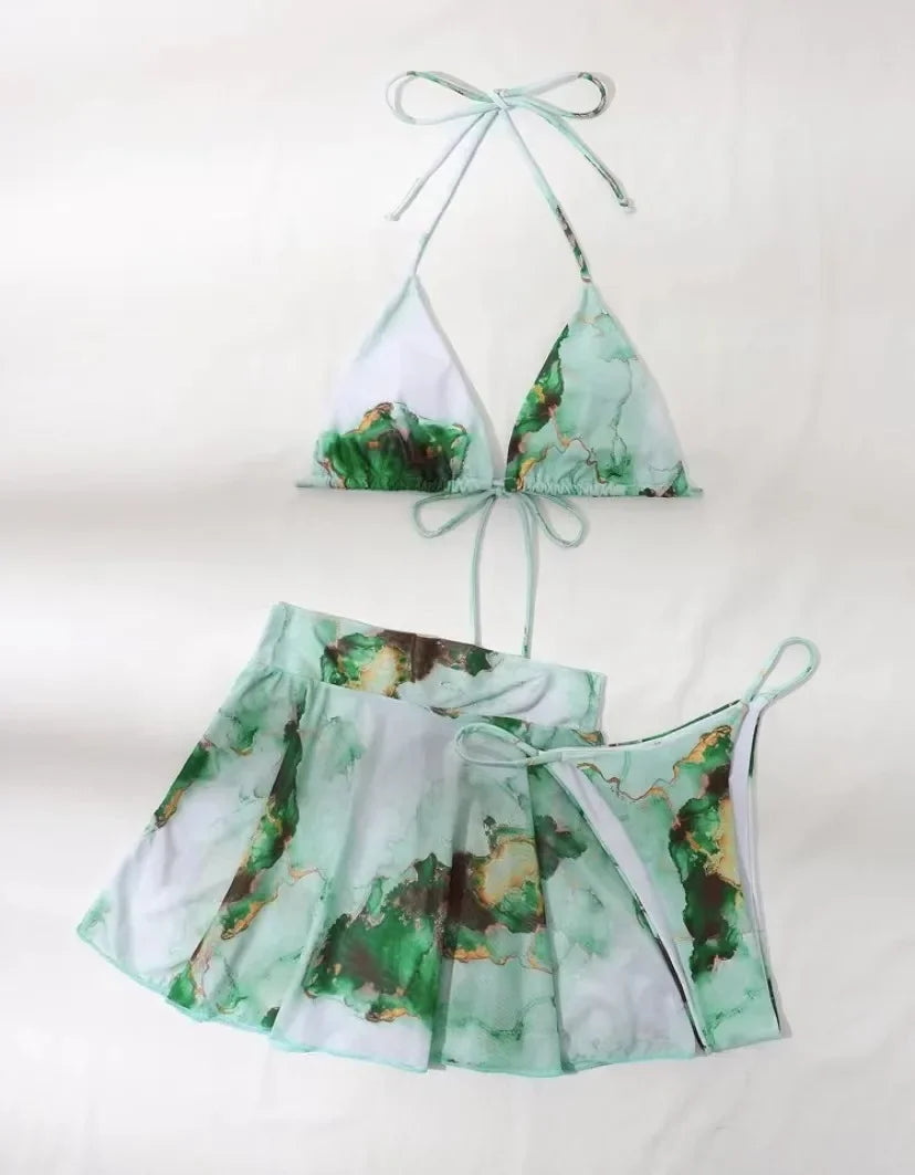 A BREEZEBEEZ Maillot de Bain Jupette | 2 pièces Vert avec un haut dos nu et une jupette pour femme assortie dans un motif aquarelle vert et marron affiché sur fond uni, conçu pour le confort et