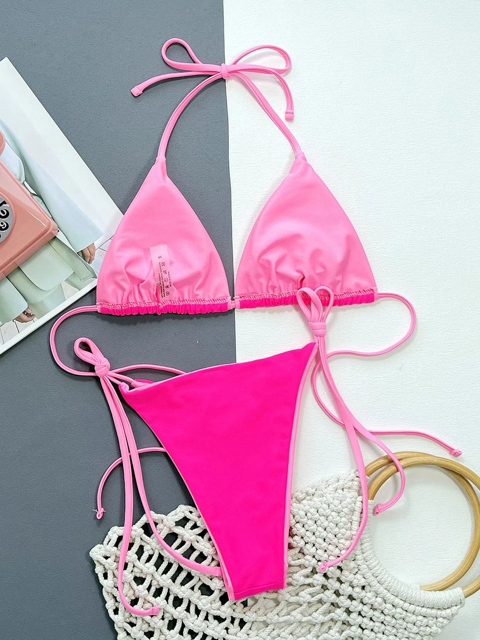 Un Maillot de Bain Femme 2 Pièces Bikini Rose rose disposé sur un fond bicolore à côté d'un sac de plage tissé BREEZE BEEZ.