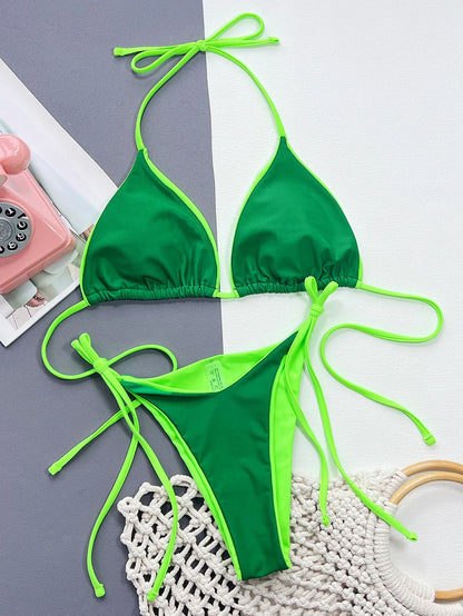 BREEZE BEEZ Maillot de Bain Vert 2 Pièces Bikini vert émeraude avec liens fluo, soigneusement disposé sur fond neutre aux côtés d'accessoires d'été, très beau pour les vacances.