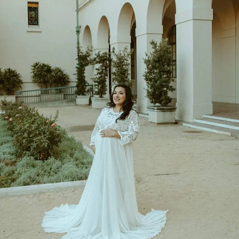 Femme habillée en Robe de Maternité Blanche