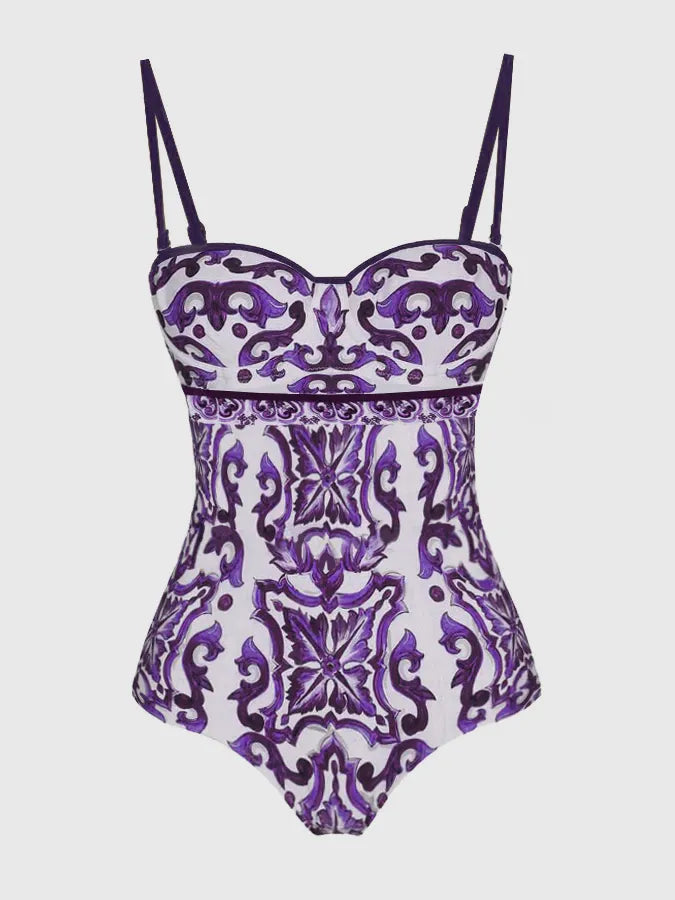 Un élégant Maillot de Bain Femme Elégant unique avec un motif orné violet et blanc, avec une taille cintrée et des bretelles spaghetti par BREEZE BEEZ.